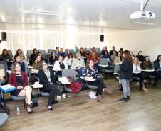 O Departamento de Educação Básica (DEB) realizou na quinta-feira (27), no auditório da Secretaria de Estado da Educação (SEED), curso de formação sobre a Olimpíada de Língua Portuguesa. Cerca de 40 técnicos pedagógicos de Língua Portuguesa receberam a formação para, posteriormente, atuarem como multiplicadores nos Núcleos Regionais de Educação (NREs).