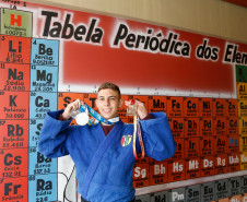 Os estudantes João Gabriel Darmieli Araújo (foto), 17 anos, e José Ubirajara Paraná Junior, 15 anos, conquistaram o primeiro e segundo lugar, respectivamente, na 1° edição do Combat Games, mundial de arte marcial escolar realizado na cidade de Agra, Índia, em julho deste ano. Os paranaenses fizeram parte da delegação brasileira com outros 14 atletas de todo o país.