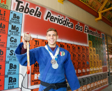 Os estudantes João Gabriel Darmieli Araújo (foto), 17 anos, e José Ubirajara Paraná Junior, 15 anos, conquistaram o primeiro e segundo lugar, respectivamente, na 1° edição do Combat Games, mundial de arte marcial escolar realizado na cidade de Agra, Índia, em julho deste ano. Os paranaenses fizeram parte da delegação brasileira com outros 14 atletas de todo o país.