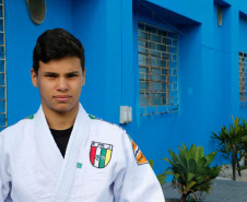 Os estudantes João Gabriel Darmieli Araújo, 17 anos, e José Ubirajara Paraná Junior (foto), 15 anos, conquistaram o primeiro e segundo lugar, respectivamente, na 1° edição do Combat Games, mundial de arte marcial escolar realizado na cidade de Agra, Índia, em julho deste ano. Os paranaenses fizeram parte da delegação brasileira com outros 14 atletas de todo o país.