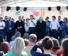 As atividades do mutirão da cidadania foram abertas nesta segunda-feira (7) pelo Governador Beto Richa e pelo prefeito de Curitiba, Rafael Greca.

A ação tem como objetivo levar à comunidade dos bairros Umbará, Ganchinho, Bairro Novo e Sítio Cercado a prestação de serviços públicos e informações sobre programas e projetos das administrações estadual e municipal. O mutirão é coordenado pela Secretaria de Estado para Assuntos Estratégicos. 