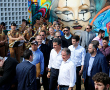 As atividades do mutirão da cidadania foram abertas nesta segunda-feira (7) pelo Governador Beto Richa e pelo prefeito de Curitiba, Rafael Greca.

A ação tem como objetivo levar à comunidade dos bairros Umbará, Ganchinho, Bairro Novo e Sítio Cercado a prestação de serviços públicos e informações sobre programas e projetos das administrações estadual e municipal. O mutirão é coordenado pela Secretaria de Estado para Assuntos Estratégicos. 