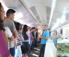 O ônibus é equipado com maquetes que mostram os serviços de captação, tratamento e distribuição de água, de coleta e tratamento de esgoto, e também de tratamento de resíduos sólidos, feito pela Sanepar em três cidades do Paraná.
