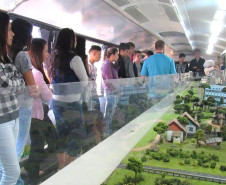 Cerca de 2,5 mil alunos de escolas municipais e estaduais de Toledo (região Oeste) visitaram o ônibus EcoExpresso da Sanepar entre o final de julho e primeira semana de agosto. Os alunos de nove escolas conheceram a maquete que mostra o ciclo da água e a importância do saneamento básico.