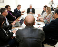 O chefe da Casa Civil, Valdir Rossoni, e a secretária de Estado da Educação, professora Ana Seres, reuniram-se nesta terça-feira (08), no Palácio Iguaçu, com representantes do sindicato dos professores para mais uma reunião sobre a pauta de reivindicações da categoria.