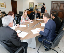 O chefe da Casa Civil, Valdir Rossoni, e a secretária de Estado da Educação, professora Ana Seres, reuniram-se nesta terça-feira (08), no Palácio Iguaçu, com representantes do sindicato dos professores para mais uma reunião sobre a pauta de reivindicações da categoria.