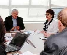 O chefe da Casa Civil, Valdir Rossoni, e a secretária de Estado da Educação, professora Ana Seres, reuniram-se nesta terça-feira (08), no Palácio Iguaçu, com representantes do sindicato dos professores para mais uma reunião sobre a pauta de reivindicações da categoria.