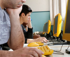 Paranaenses com 15 anos ou mais que não tiveram a oportunidade de concluir os estudos iniciaram nesta quarta-feira (9) uma nova fase