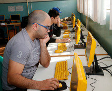 Paranaenses com 15 anos ou mais que não tiveram a oportunidade de concluir os estudos iniciaram nesta quarta-feira (9) uma nova fase