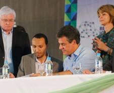 Criar parcerias entre o governo estadual, municípios e a sociedade civil em prol da proteção de adolescentes que se encontram em situação de alta vulnerabilidade social no Paraná. Esse é o objetivo do programa Rede Jovem, lançado pelo governador Beto Richa nesta terça-feira (8), em Almirante Tamandaré, na Região Metropolitana de Curitiba.