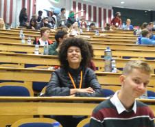 Os estudantes Lucas Boscariole Silva, de 15 anos, e Gustavo Palote da Silva Martins (foto), de 16 anos, fizeram parte das delegações brasileiras na Expo-Science Internacional 2017, em Fortaleza (CE) e na Olimpíada Internacional de Linguística (IOL), em Dublin (Irlanda), respectivamente. Os estudantes participam de oficinas multidisciplinar com o atendimento especializado no Núcleo de Atividades de Altas Habilidades/Superdotação (Naahs) no Colégio Estadual Vicente Rijo, em Londrina (Norte do Estado).