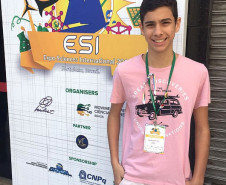 Os estudantes Lucas Boscariole Silva (foto), de 15 anos, e Gustavo Palote da Silva Martins, de 16 anos, fizeram parte das delegações brasileiras na Expo-Science Internacional 2017, em Fortaleza (CE) e na Olimpíada Internacional de Linguística (IOL), em Dublin (Irlanda), respectivamente. Os estudantes participam de oficinas multidisciplinar com o atendimento especializado no Núcleo de Atividades de Altas Habilidades/Superdotação (Naahs) no Colégio Estadual Vicente Rijo, em Londrina (Norte do Estado).