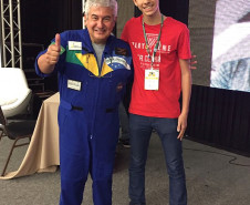 Os estudantes Lucas Boscariole Silva (foto), de 15 anos, e Gustavo Palote da Silva Martins, de 16 anos, fizeram parte das delegações brasileiras na Expo-Science Internacional 2017, em Fortaleza (CE) e na Olimpíada Internacional de Linguística (IOL), em Dublin (Irlanda), respectivamente. Os estudantes participam de oficinas multidisciplinar com o atendimento especializado no Núcleo de Atividades de Altas Habilidades/Superdotação (Naahs) no Colégio Estadual Vicente Rijo, em Londrina (Norte do Estado).