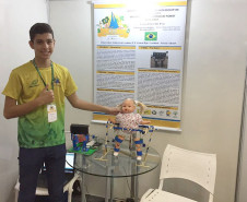 Os estudantes Lucas Boscariole Silva (foto), de 15 anos, e Gustavo Palote da Silva Martins, de 16 anos, fizeram parte das delegações brasileiras na Expo-Science Internacional 2017, em Fortaleza (CE) e na Olimpíada Internacional de Linguística (IOL), em Dublin (Irlanda), respectivamente. Os estudantes participam de oficinas multidisciplinar com o atendimento especializado no Núcleo de Atividades de Altas Habilidades/Superdotação (Naahs) no Colégio Estadual Vicente Rijo, em Londrina (Norte do Estado).