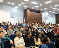 Os funcionários que atuam nos departamentos administrativos da Secretaria de Estado da Educação, em Curitiba, iniciaram nesta segunda-feira (14) uma série de cursos de formação continuada voltados para relação interpessoal e trabalho colaborativo. A formação encerra na sexta-feira (18) e terá duração de 16 horas que serão somadas no plano de carreira dos participantes.
