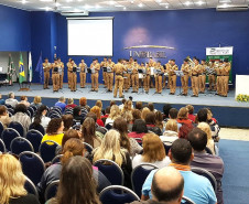 Os funcionários que atuam nos departamentos administrativos da Secretaria de Estado da Educação, em Curitiba, iniciaram nesta segunda-feira (14) uma série de cursos de formação continuada voltados para relação interpessoal e trabalho colaborativo. A formação encerra na sexta-feira (18) e terá duração de 16 horas que serão somadas no plano de carreira dos participantes.