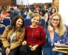 Os funcionários que atuam nos departamentos administrativos da Secretaria de Estado da Educação, em Curitiba, iniciaram nesta segunda-feira (14) uma série de cursos de formação continuada voltados para relação interpessoal e trabalho colaborativo. A formação encerra na sexta-feira (18) e terá duração de 16 horas que serão somadas no plano de carreira dos participantes.