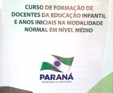 Teve início nesta segunda-feira (14), em Curitiba, as oficinas de formação continuada aos profissionais que atuam no curso de Formação de Docentes – normal em nível médio, ofertado pela rede estadual de ensino. Cerca de 200 professores e funcionários dos Núcleos Regionais de Educação participando da formação, que acontece até quinta-feira (17). As oficinas têm duração de 32 horas que serão somadas para avanço no plano de carreira dos profissionais.