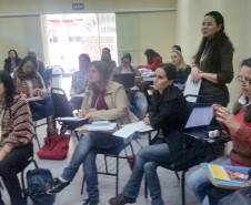 Teve início nesta segunda-feira (14), em Curitiba, as oficinas de formação continuada aos profissionais que atuam no curso de Formação de Docentes – normal em nível médio, ofertado pela rede estadual de ensino. Cerca de 200 professores e funcionários dos Núcleos Regionais de Educação participando da formação, que acontece até quinta-feira (17). As oficinas têm duração de 32 horas que serão somadas para avanço no plano de carreira dos profissionais.