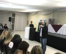 Diretores, professores e pedagogos que trabalham em instituições que ofertam o ensino médio em tempo integral na rede estadual de ensino participam, até sexta-feira (25), em Foz do Iguaçu, de oficinas de formação continuada focadas na oferta da educação integral no ensino médio.