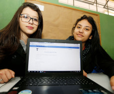 A estudante Jéssica Valêncio, 15 anos, do 9° ano, desenvolveu junto com sua colega, a estudante Fernanda Schinitz, 16 anos, o blog “Festival de Matemática” para explicar a história da disciplina. “O objetivo do blog é desafiar os leitores a se aprofundar nos conteúdos matemáticos e desmistificar essa ideia de que a matemática é uma coisa chata como a maioria das pessoas pensa. Ela pode ser legal, sim”, disse Jéssica.
