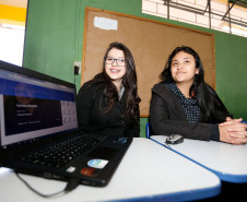 A estudante Jéssica Valêncio, 15 anos, do 9° ano, desenvolveu junto com sua colega, a estudante Fernanda Schinitz, 16 anos, o blog “Festival de Matemática” para explicar a história da disciplina. “O objetivo do blog é desafiar os leitores a se aprofundar nos conteúdos matemáticos e desmistificar essa ideia de que a matemática é uma coisa chata como a maioria das pessoas pensa. Ela pode ser legal, sim”, disse Jéssica.
