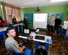 Em São José dos Pinhais, na Grande Curitiba, mais de 400 estudantes do ensino fundamental da Escola Estadual Maria Vidal Novaes participaram de atividades e oficinas de xadrez humano, dominó com caixa de leite, jogos matemáticos interativos de internet e cartazes com pinturas cubistas de artistas que utilizam ou utilizaram figuras geométricas em seus trabalhos, como o russo Wassily Kandinsky, o espanhol Pablo Picasso e o brasileiro Romero Brito.