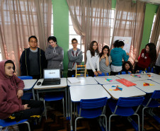 Em São José dos Pinhais, na Grande Curitiba, mais de 400 estudantes do ensino fundamental da Escola Estadual Maria Vidal Novaes participaram de atividades e oficinas de xadrez humano, dominó com caixa de leite, jogos matemáticos interativos de internet e cartazes com pinturas cubistas de artistas que utilizam ou utilizaram figuras geométricas em seus trabalhos, como o russo Wassily Kandinsky, o espanhol Pablo Picasso e o brasileiro Romero Brito.