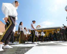 Em São José dos Pinhais, na Grande Curitiba, mais de 400 estudantes do ensino fundamental da Escola Estadual Maria Vidal Novaes participaram de atividades e oficinas de xadrez humano, dominó com caixa de leite, jogos matemáticos interativos de internet e cartazes com pinturas cubistas de artistas que utilizam ou utilizaram figuras geométricas em seus trabalhos, como o russo Wassily Kandinsky, o espanhol Pablo Picasso e o brasileiro Romero Brito.