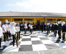 Em São José dos Pinhais, na Grande Curitiba, mais de 400 estudantes do ensino fundamental da Escola Estadual Maria Vidal Novaes participaram de atividades e oficinas de xadrez humano, dominó com caixa de leite, jogos matemáticos interativos de internet e cartazes com pinturas cubistas de artistas que utilizam ou utilizaram figuras geométricas em seus trabalhos, como o russo Wassily Kandinsky, o espanhol Pablo Picasso e o brasileiro Romero Brito.