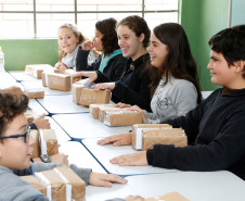 Em São José dos Pinhais, na Grande Curitiba, mais de 400 estudantes do ensino fundamental da Escola Estadual Maria Vidal Novaes participaram de atividades e oficinas de xadrez humano, dominó com caixa de leite, jogos matemáticos interativos de internet e cartazes com pinturas cubistas de artistas que utilizam ou utilizaram figuras geométricas em seus trabalhos, como o russo Wassily Kandinsky, o espanhol Pablo Picasso e o brasileiro Romero Brito.