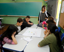 Em São José dos Pinhais, na Grande Curitiba, mais de 400 estudantes do ensino fundamental da Escola Estadual Maria Vidal Novaes participaram de atividades e oficinas de xadrez humano, dominó com caixa de leite, jogos matemáticos interativos de internet e cartazes com pinturas cubistas de artistas que utilizam ou utilizaram figuras geométricas em seus trabalhos, como o russo Wassily Kandinsky, o espanhol Pablo Picasso e o brasileiro Romero Brito.