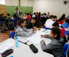 Em São José dos Pinhais, na Grande Curitiba, mais de 400 estudantes do ensino fundamental da Escola Estadual Maria Vidal Novaes participaram de atividades e oficinas de xadrez humano, dominó com caixa de leite, jogos matemáticos interativos de internet e cartazes com pinturas cubistas de artistas que utilizam ou utilizaram figuras geométricas em seus trabalhos, como o russo Wassily Kandinsky, o espanhol Pablo Picasso e o brasileiro Romero Brito.