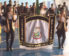 Os Núcleos Regionais de Educação (NREs) de Foz do Iguaçu, Toledo, Goioerê e Umuarama prestaram, nesta semana, homenagens a funcionários e ex-funcionários que ajudaram a construir parte da história da educação pública no Paraná. As comemorações regionais fazem parte do aniversário de 70 anos da Secretaria de Estado da Educação. 
