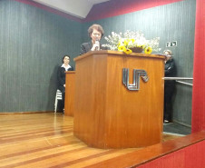 Os Núcleos Regionais de Educação (NREs) de Foz do Iguaçu, Toledo, Goioerê e Umuarama prestaram, nesta semana, homenagens a funcionários e ex-funcionários que ajudaram a construir parte da história da educação pública no Paraná. As comemorações regionais fazem parte do aniversário de 70 anos da Secretaria de Estado da Educação. 

Em Toledo, também foram homenageados os diretores das 100 escolas estaduais pertencentes à regional.