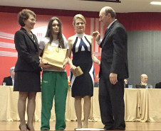 Foi entregue ainda premiação à aluna Adriele Krein Alves, 12 anos, do 9° ano do Colégio Marechal Rondon, de Marechal Cândido Rondon, pela participação no concurso Criando na Sala de Aula: a Educação no Estado do Paraná. O concurso também integra as celebrações dos 70 anos da pasta.
