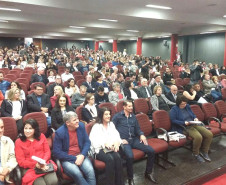 Os Núcleos Regionais de Educação (NREs) de Foz do Iguaçu, Toledo, Goioerê e Umuarama prestaram, nesta semana, homenagens a funcionários e ex-funcionários que ajudaram a construir parte da história da educação pública no Paraná. As comemorações regionais fazem parte do aniversário de 70 anos da Secretaria de Estado da Educação. 

Em Toledo, também foram homenageados os diretores das 100 escolas estaduais pertencentes à regional.
