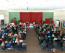 Os Núcleos Regionais de Educação (NREs) de Foz do Iguaçu, Toledo, Goioerê e Umuarama prestaram, nesta semana, homenagens a funcionários e ex-funcionários que ajudaram a construir parte da história da educação pública no Paraná. As comemorações regionais fazem parte do aniversário de 70 anos da Secretaria de Estado da Educação. 