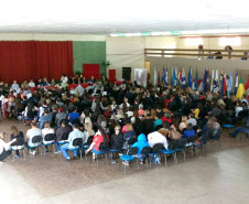 Os Núcleos Regionais de Educação (NREs) de Foz do Iguaçu, Toledo, Goioerê e Umuarama prestaram, nesta semana, homenagens a funcionários e ex-funcionários que ajudaram a construir parte da história da educação pública no Paraná. As comemorações regionais fazem parte do aniversário de 70 anos da Secretaria de Estado da Educação. 