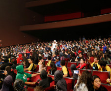 Estudantes de escolas públicas estaduais de Curitiba assistiram nesta terça-feira (29), no Teatro Guaíra, em Curitiba, a primeira exibição da peça “Um jeito simples de entender seus direitos”