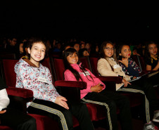 Estudantes de escolas públicas estaduais de Curitiba assistiram nesta terça-feira (29), no Teatro Guaíra, em Curitiba, a primeira exibição da peça “Um jeito simples de entender seus direitos”