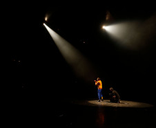Estudantes de escolas públicas estaduais de Curitiba assistiram nesta terça-feira (29), no Teatro Guaíra, em Curitiba, a primeira exibição da peça “Um jeito simples de entender seus direitos”