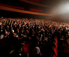 Estudantes de escolas públicas estaduais de Curitiba assistiram nesta terça-feira (29), no Teatro Guaíra, em Curitiba, a primeira exibição da peça “Um jeito simples de entender seus direitos”