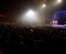 Estudantes de escolas públicas estaduais de Curitiba assistiram nesta terça-feira (29), no Teatro Guaíra, em Curitiba, a primeira exibição da peça “Um jeito simples de entender seus direitos”