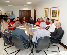O chefe da Casa Civil, Valdir Rossoni; o secretário da Administração e Previdência, Fernando Ghignone, e o diretor-geral da Secretaria da Educação, Edmundo da Veiga, receberam nesta quarta-feira (30), no Palácio Iguaçu, representantes do sindicato dos professores, que realizaram um dia de paralisação.