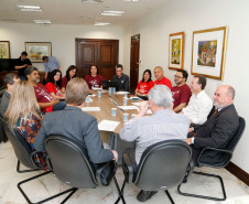 O chefe da Casa Civil, Valdir Rossoni; o secretário da Administração e Previdência, Fernando Ghignone, e o diretor-geral da Secretaria da Educação, Edmundo da Veiga, receberam nesta quarta-feira (30), no Palácio Iguaçu, representantes do sindicato dos professores, que realizaram um dia de paralisação.