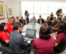 O chefe da Casa Civil, Valdir Rossoni; o secretário da Administração e Previdência, Fernando Ghignone, e o diretor-geral da Secretaria da Educação, Edmundo da Veiga, receberam nesta quarta-feira (30), no Palácio Iguaçu, representantes do sindicato dos professores, que realizaram um dia de paralisação.