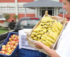 Programa que beneficia estudantes e agricultores familiares vai atender duas vezes mais estabelecimentos de ensino que no ano passado.