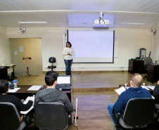 A Secretaria de Estado da Educação iniciou as bancas para avaliação de professores bilíngues em português e libras e Tradutores e Intérpretes da Língua Brasileira de Sinais (TILS) para proficiências dos profissionais que atuarão em escolas e centros para surdos e salas de recursos multifuncionais surdez.