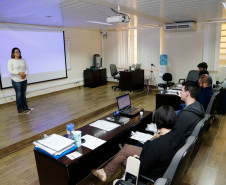 A Secretaria de Estado da Educação iniciou as bancas para avaliação de professores bilíngues em português e libras e Tradutores e Intérpretes da Língua Brasileira de Sinais (TILS) para proficiências dos profissionais que atuarão em escolas e centros para surdos e salas de recursos multifuncionais surdez.